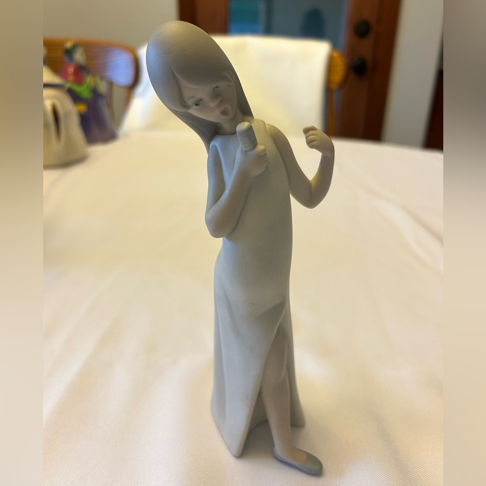 Lladro matte “Girl Singing” 4612